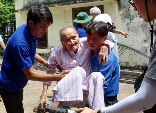 Đoàn viên, thanh niên hỗ trợ người dân tại buổi khám bệnh tại huyện Thạnh Phú